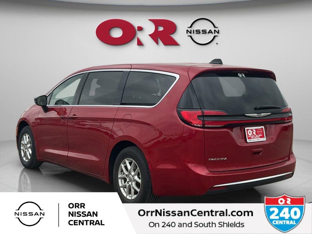 Used 2025 Chrysler Pacifica Select image 7