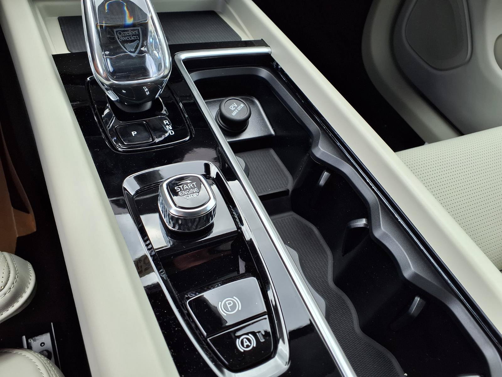 New 2026 Volvo XC60 T8 Ultra w/ Protection Package Premier AWD/4WD image 9