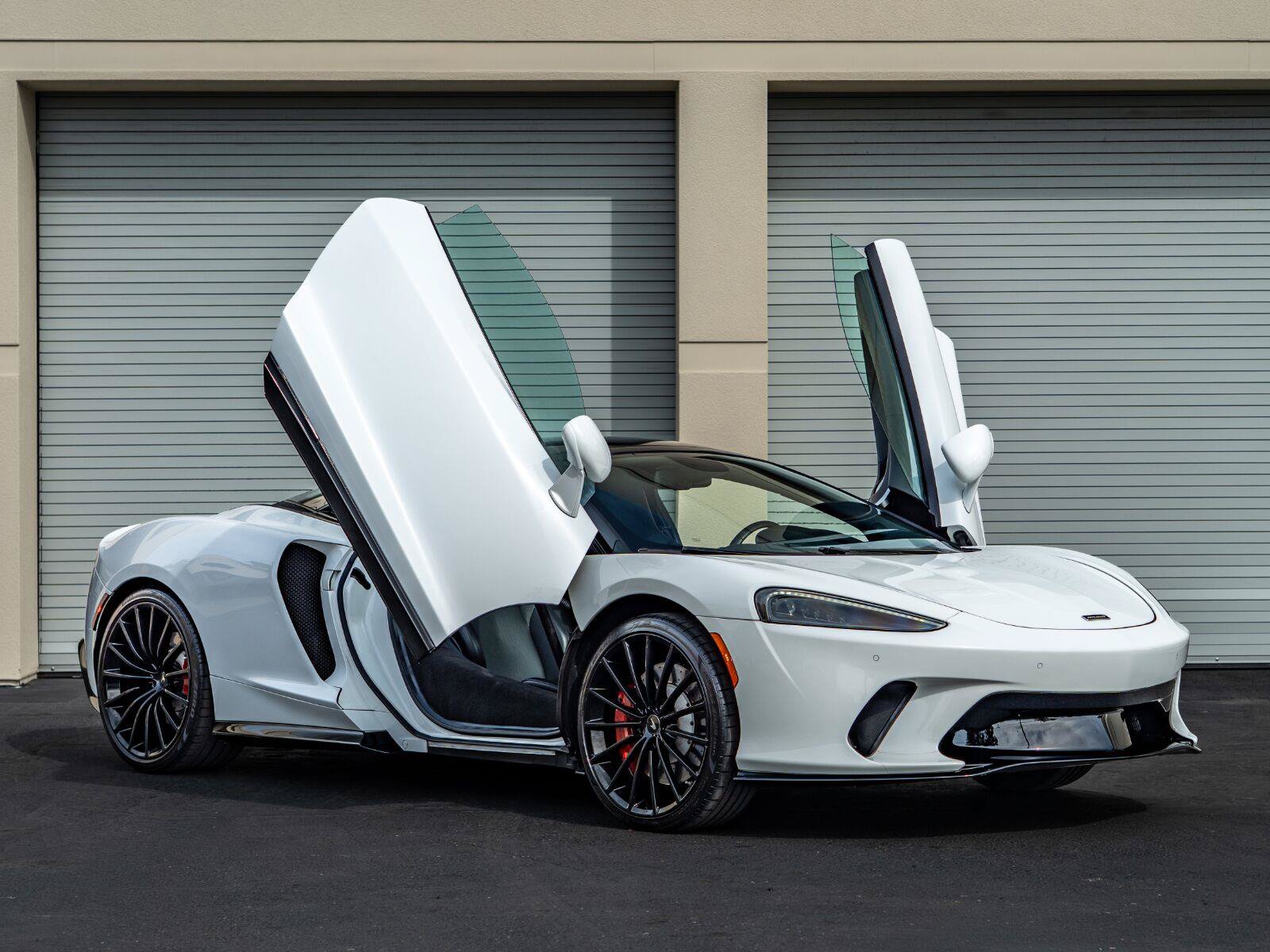 Used 2020 McLaren GT RWD image 2