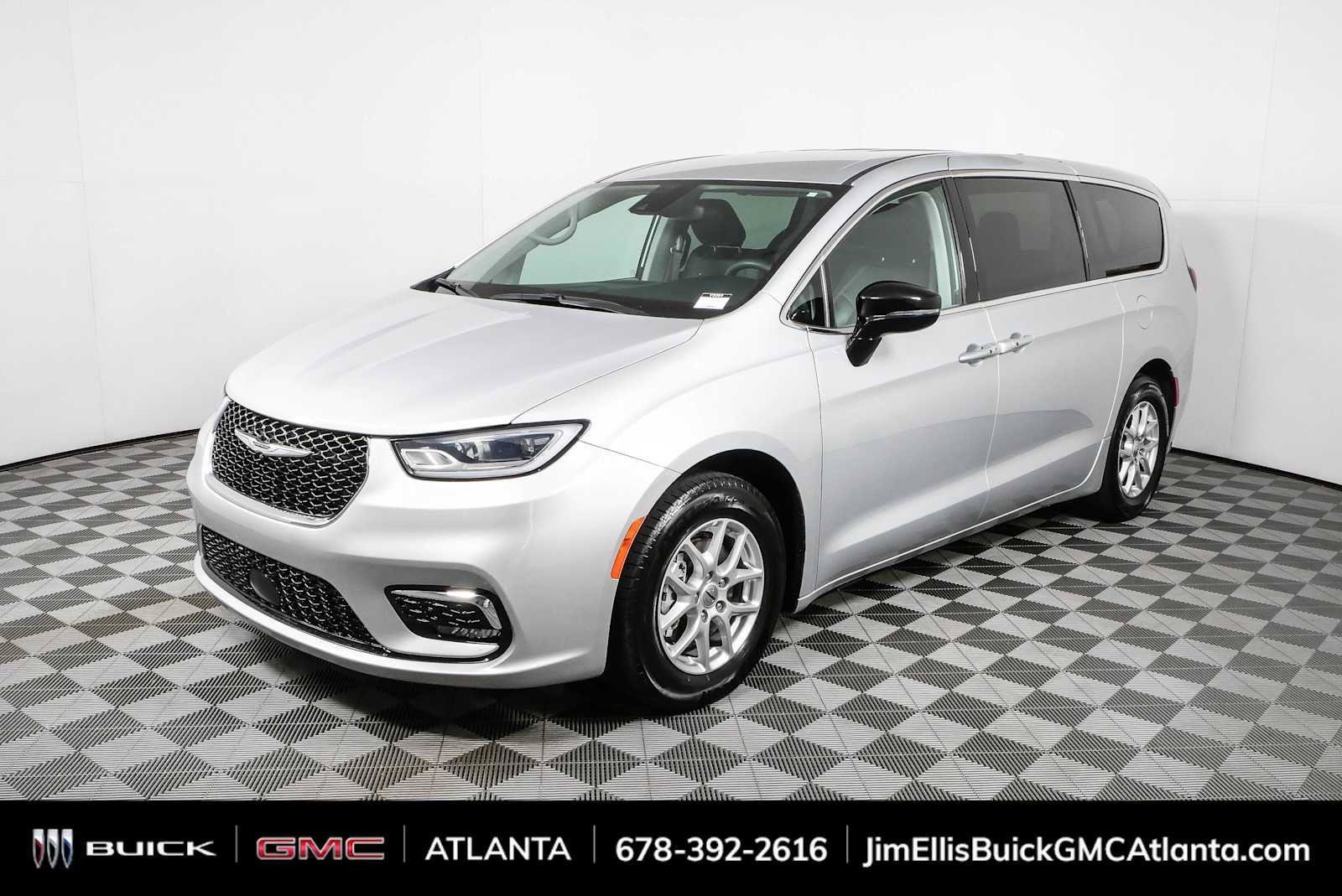 Used 2024 Chrysler Pacifica Touring-L FWD image 23