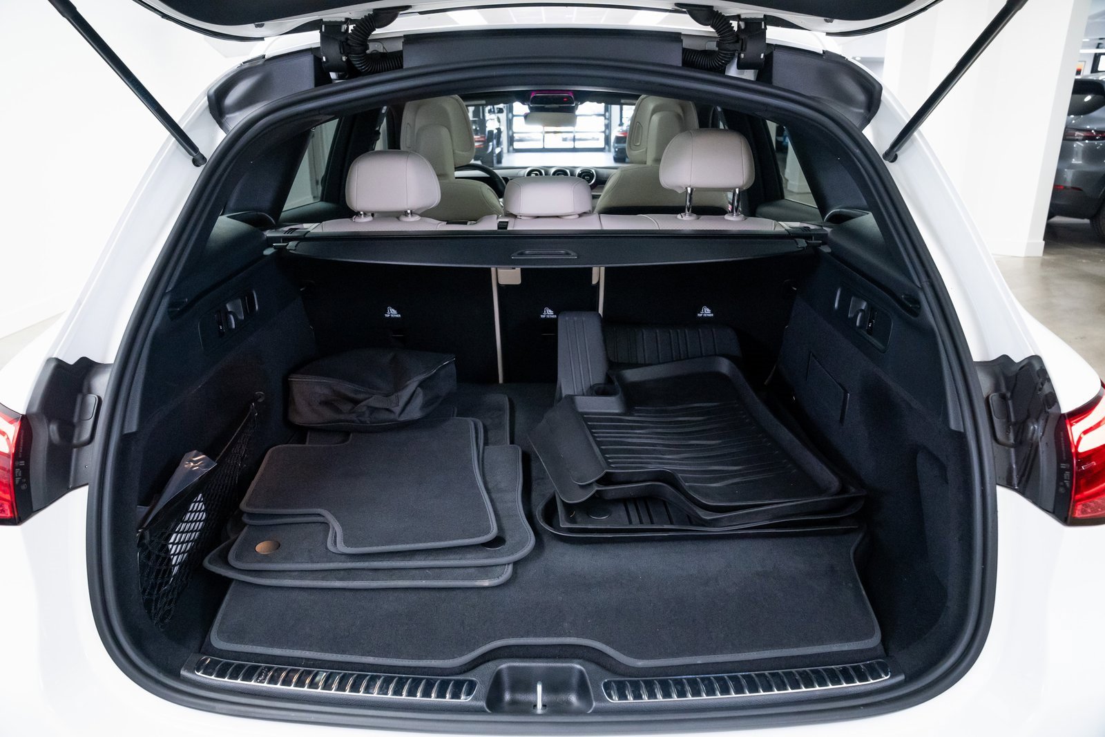 Used 2025 Mercedes-Benz GLC 350e 4MATIC image 8