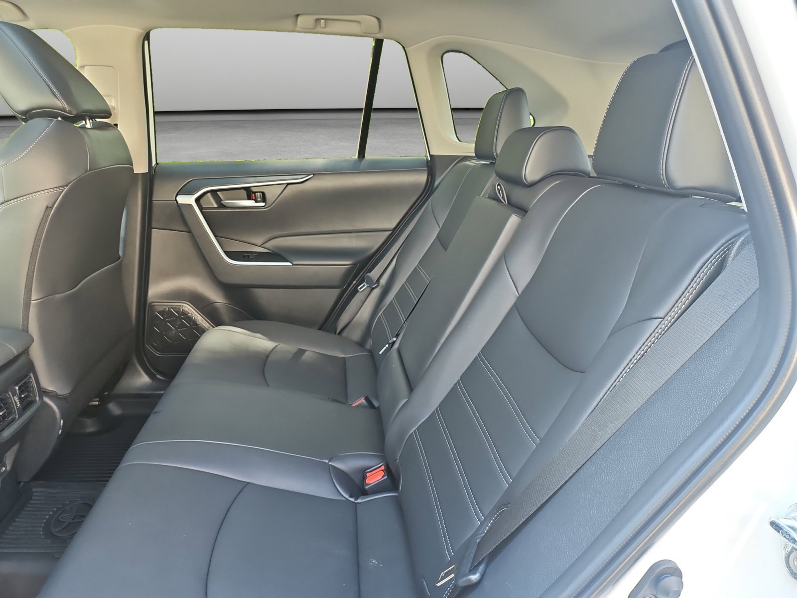 Used 2025 Toyota RAV4 XLE Premium FWD image 42