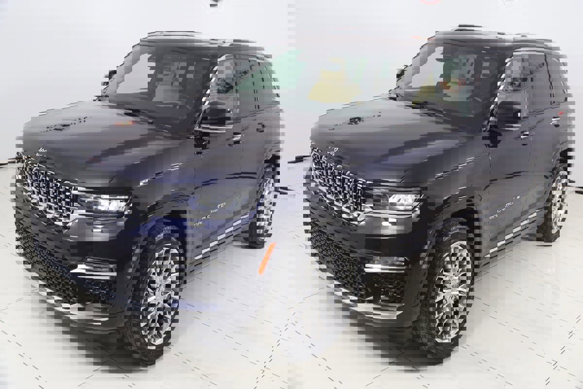 Used 2023 Jeep Grand Cherokee Summit w/ Luxury Tech Group V image 26