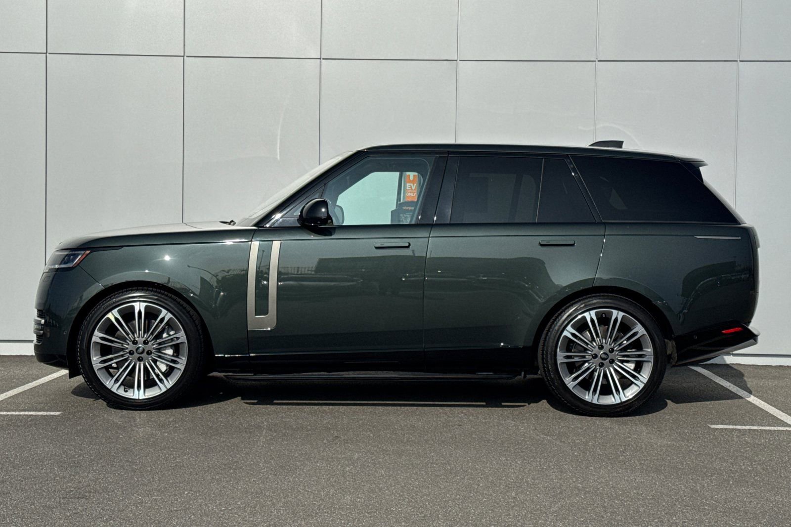 Used 2023 Land Rover Range Rover SE image 2