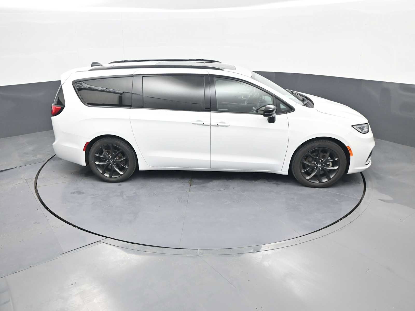 Used 2025 Chrysler Pacifica Limited FWD image 37