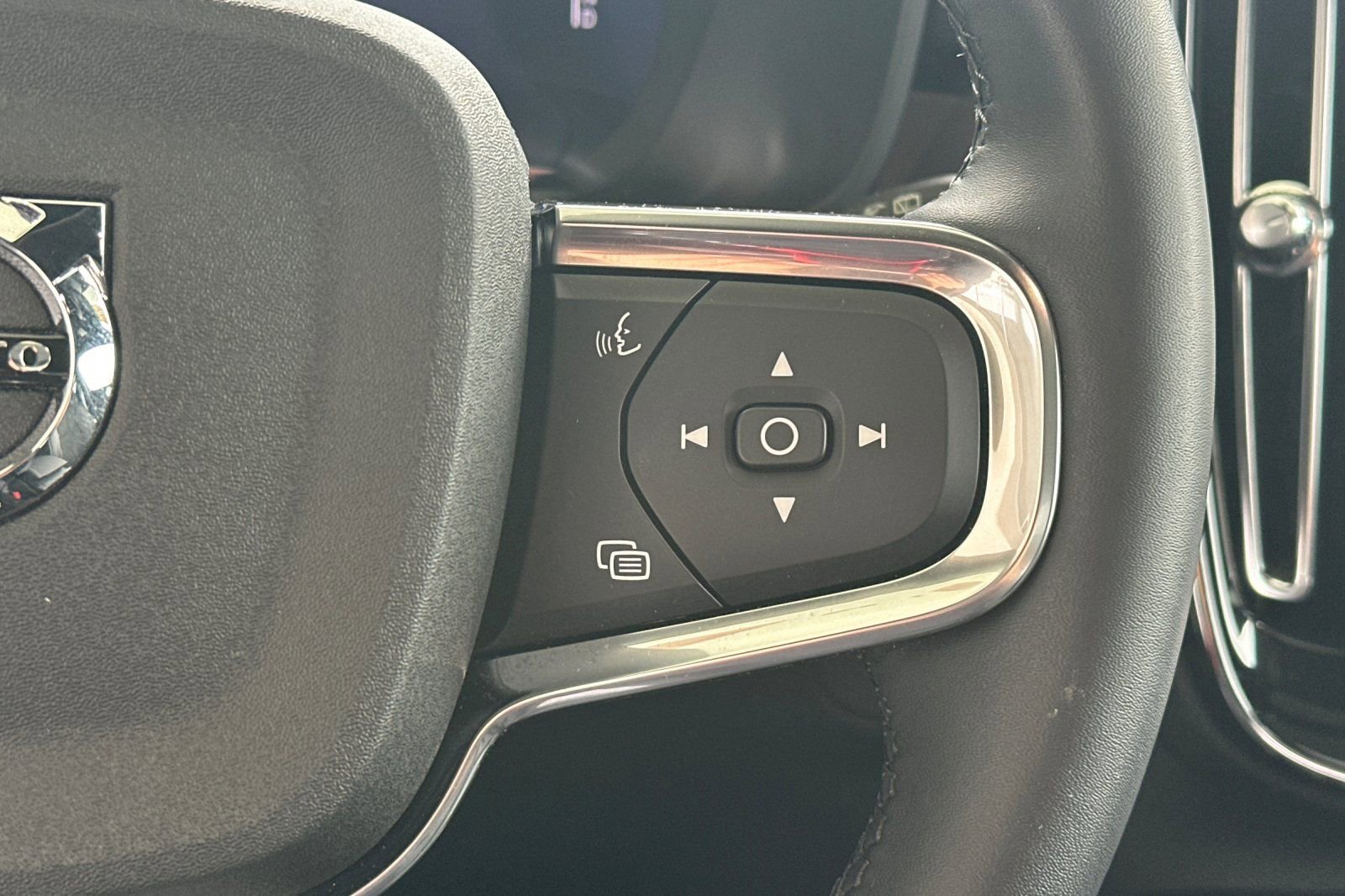 Used 2024 Volvo XC40 Recharge Ultimate w/ Protection Package Premier image 28