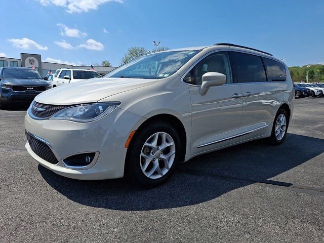 Used 2017 Chrysler Pacifica Touring-L w/ Tire & Wheel Group FWD image 3
