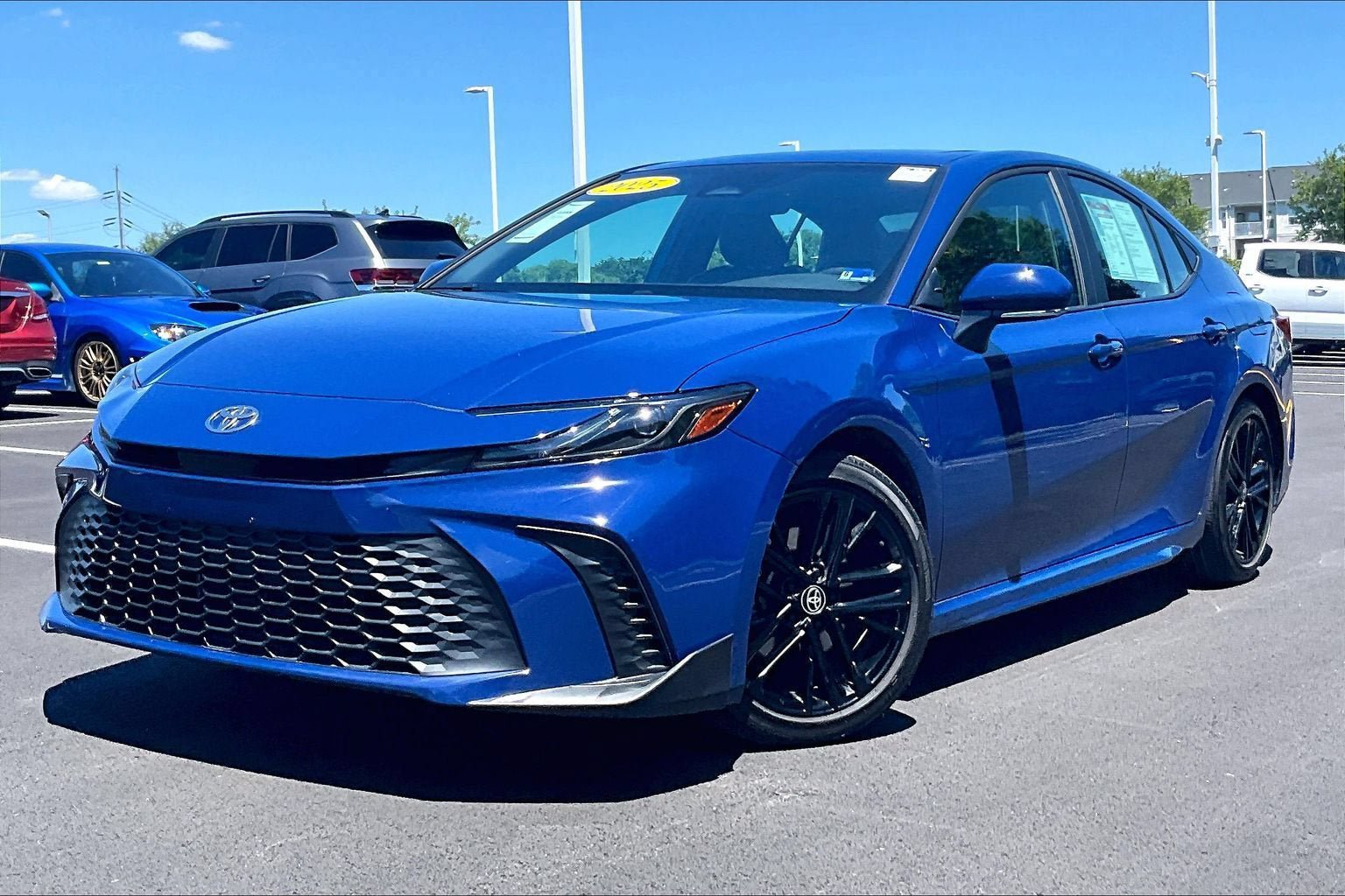 Used 2025 Toyota Camry SE w/ Convenience Package FWD image 1