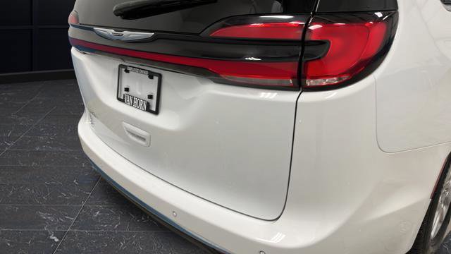 Used 2024 Chrysler Pacifica Touring image 33