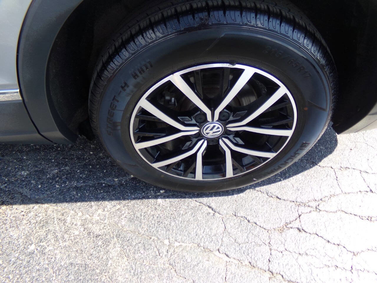 Used 2021 Volkswagen Tiguan SE image 37