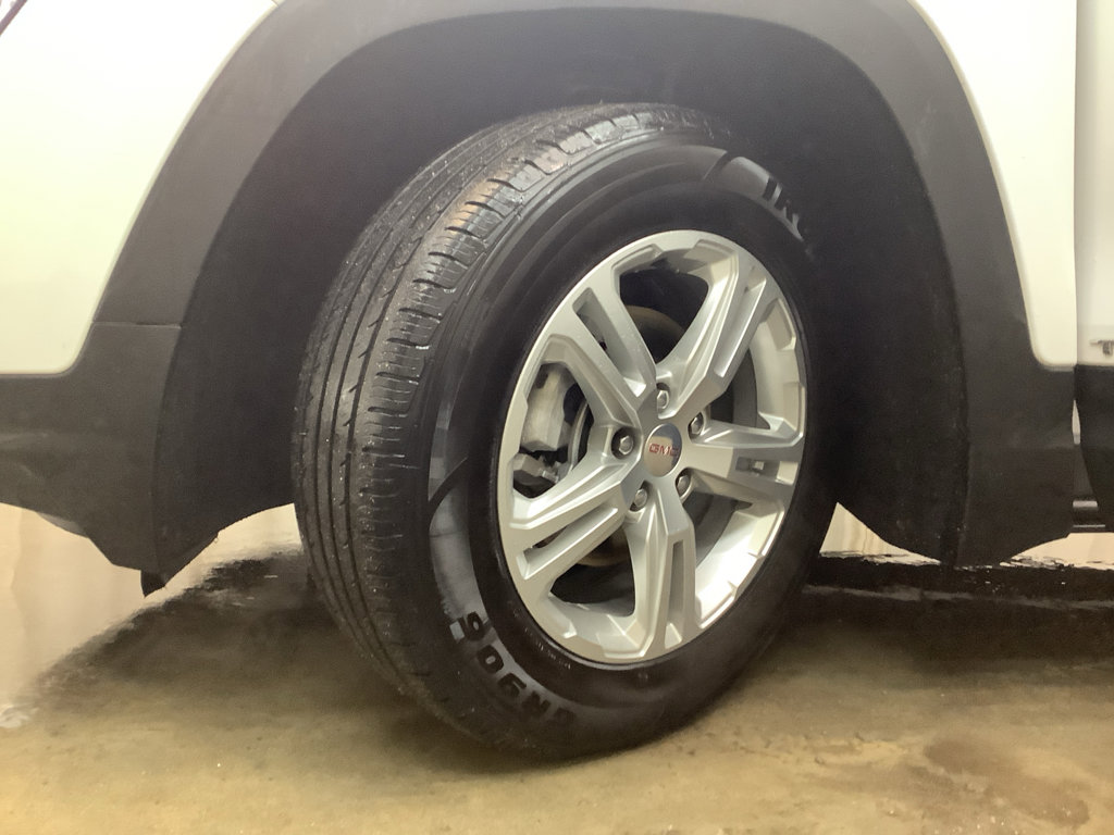 Used 2024 GMC Terrain SLE image 28