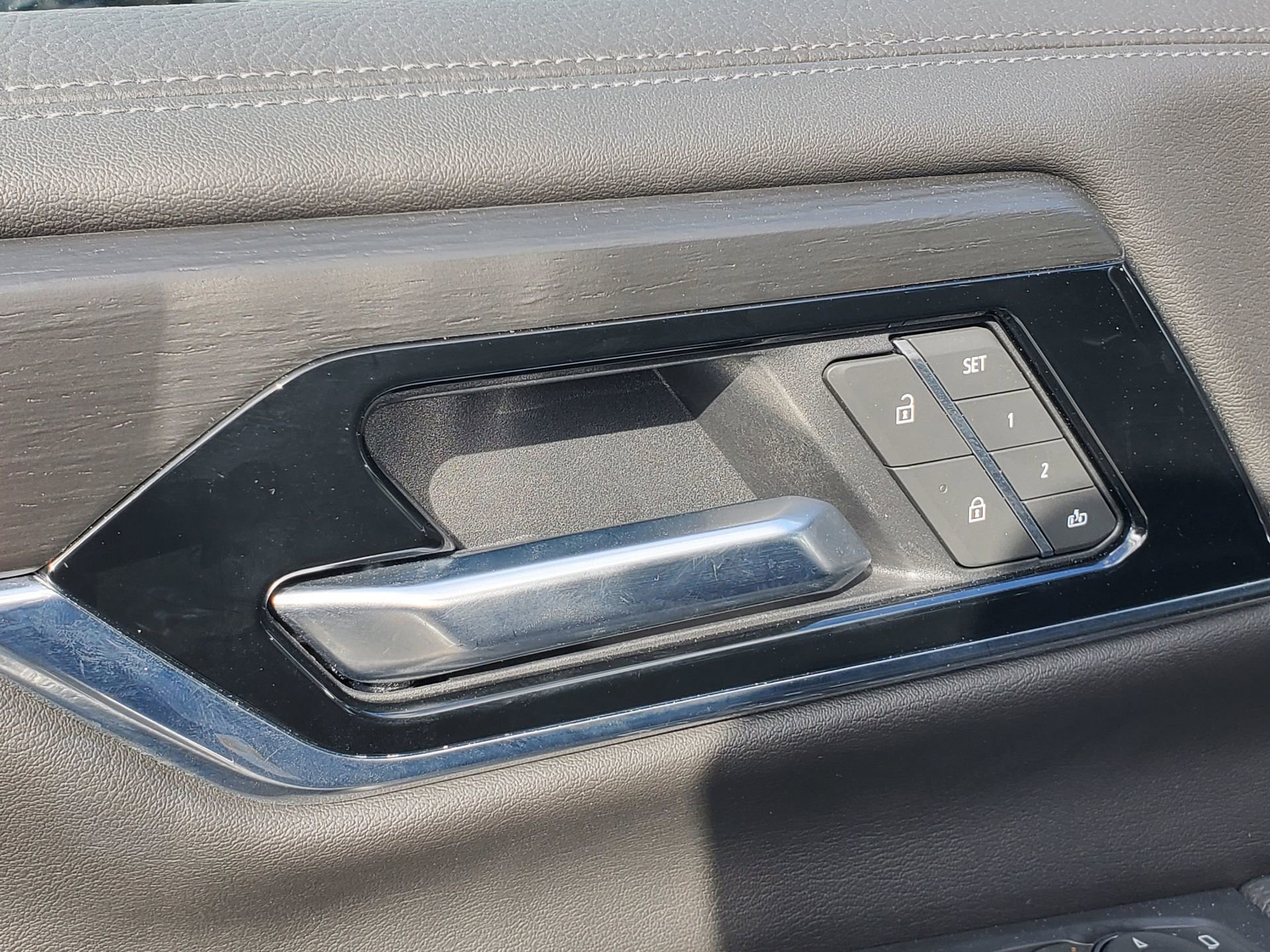 Used 2025 GMC Yukon Denali RWD image 22
