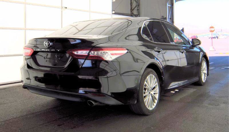 Used 2018 Toyota Camry XLE image 3