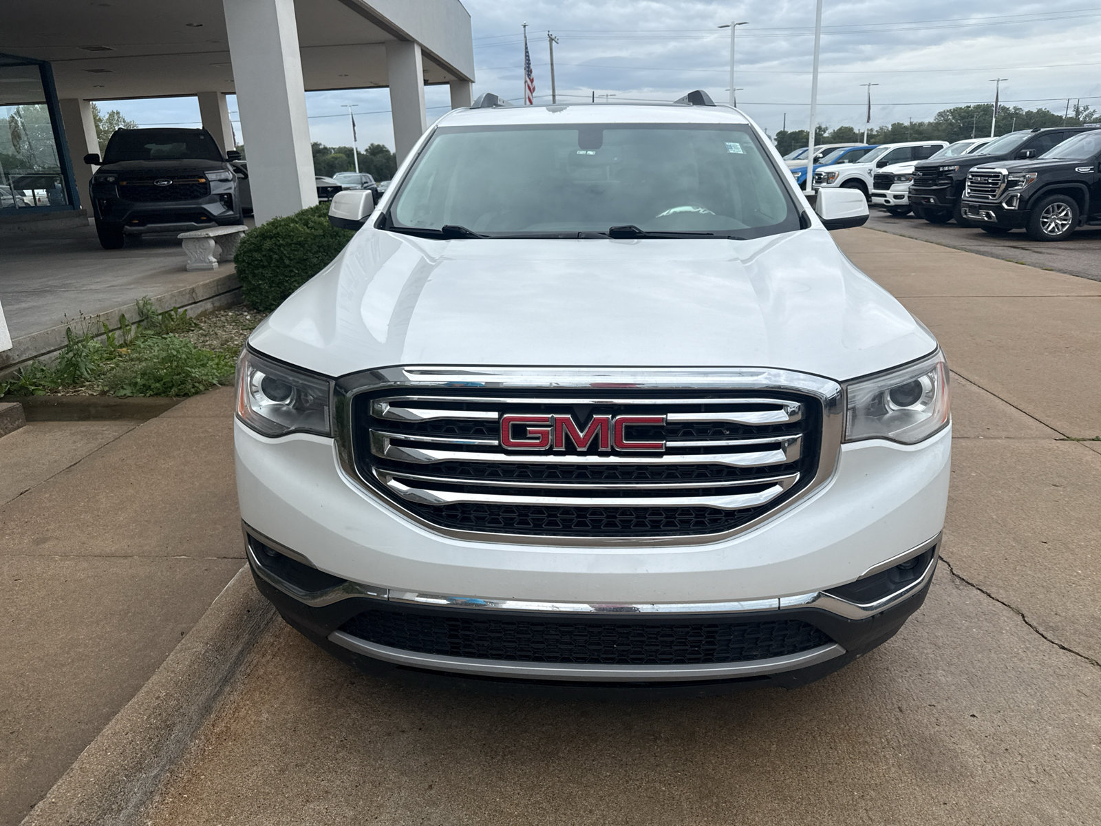 Used 2019 GMC Acadia SLT FWD image 3