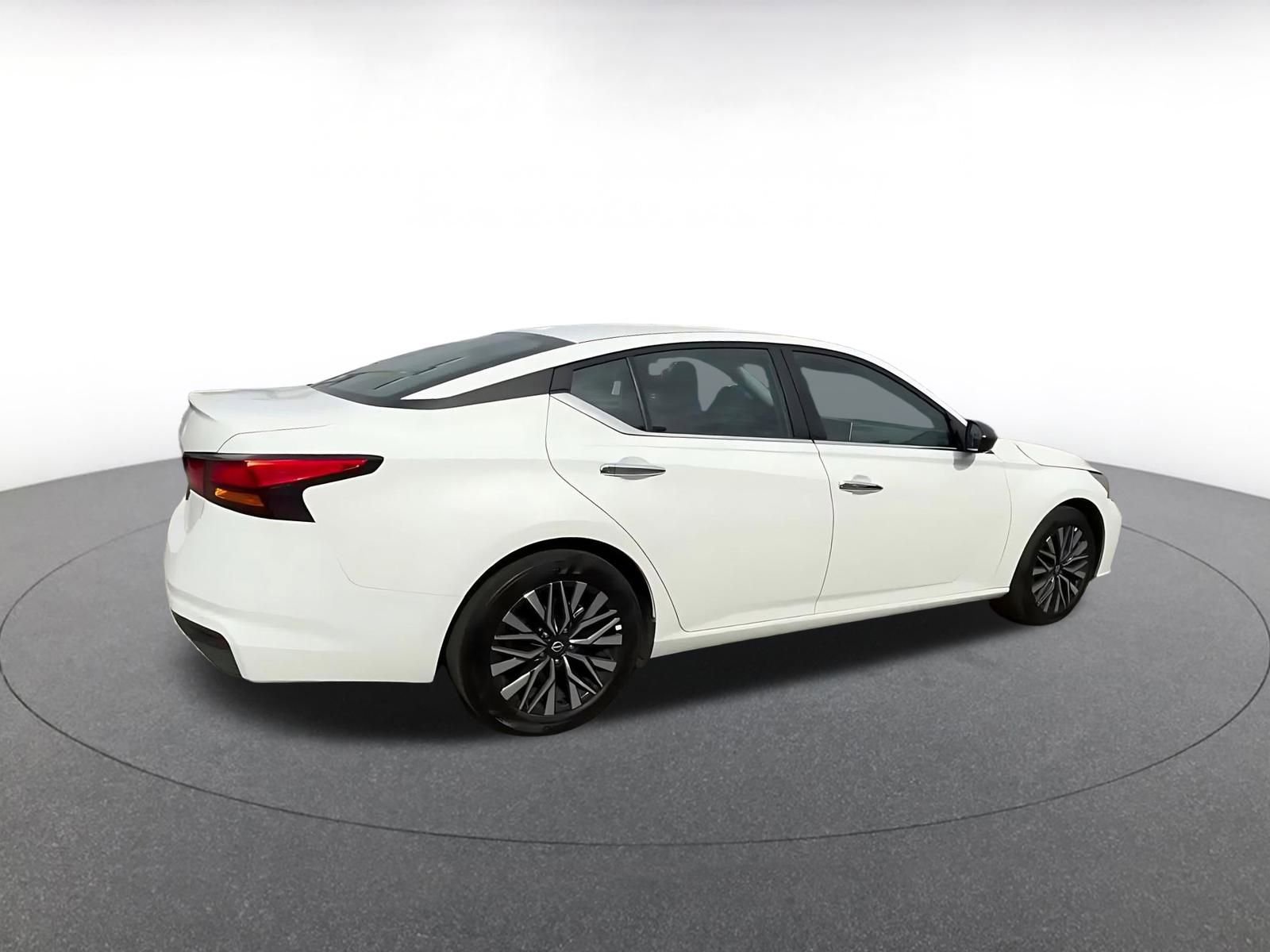 Used 2025 Nissan Altima 2.5 SV FWD image 15