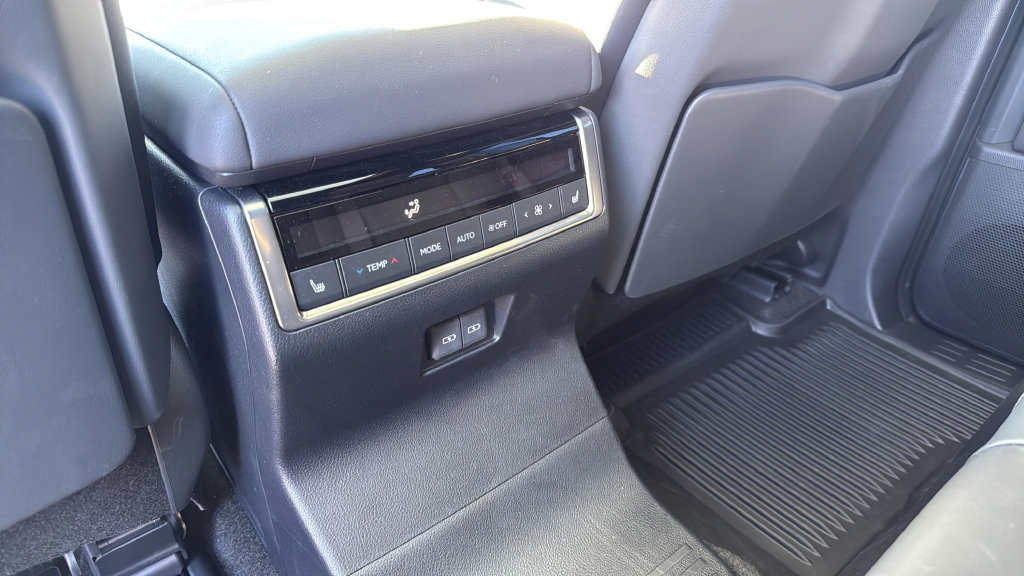 Used 2025 Lexus GX 550 w/ Accessory Package (2T) AWD/4WD image 19