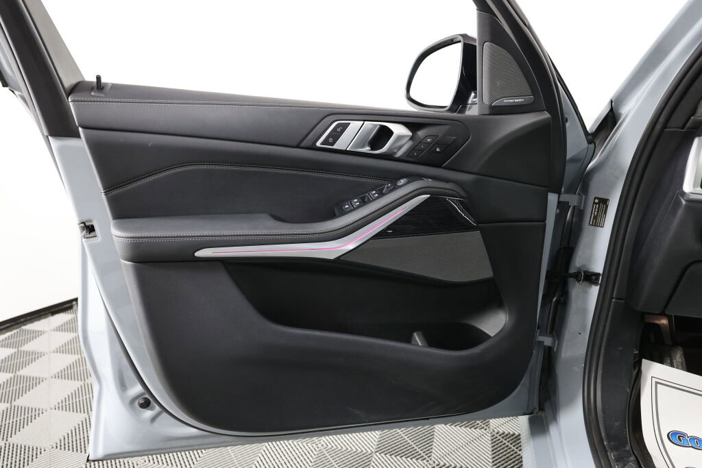 Used 2024 BMW X5 xDrive40i w/ M Sport Package image 12