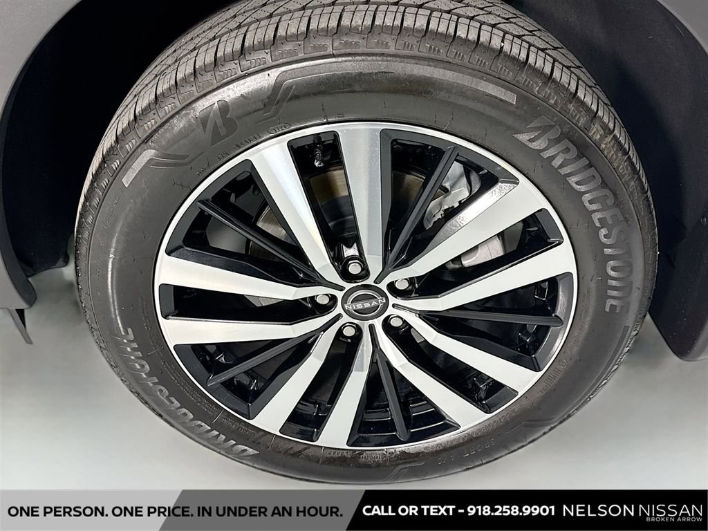 Certified 2025 Nissan Pathfinder Platinum w/ Cargo Package FWD image 34