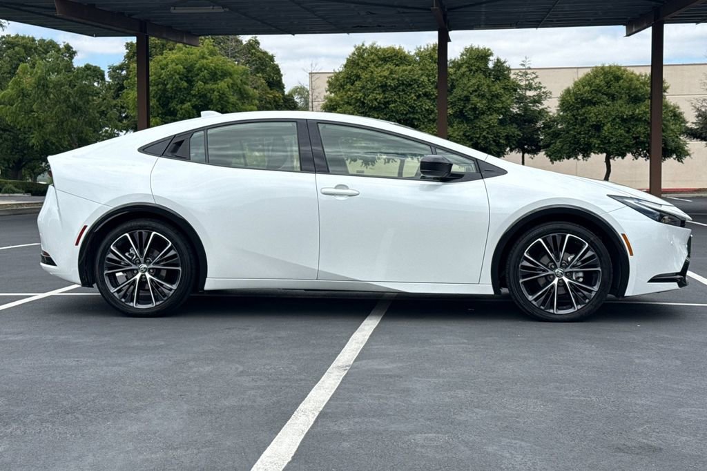 Used 2025 Toyota Prius XLE FWD image 10