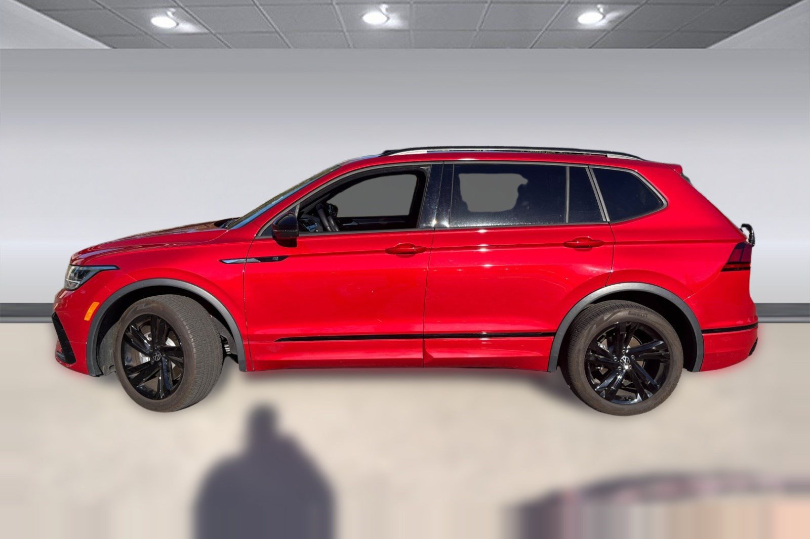Used 2024 Volkswagen Tiguan SE R-Line FWD image 2
