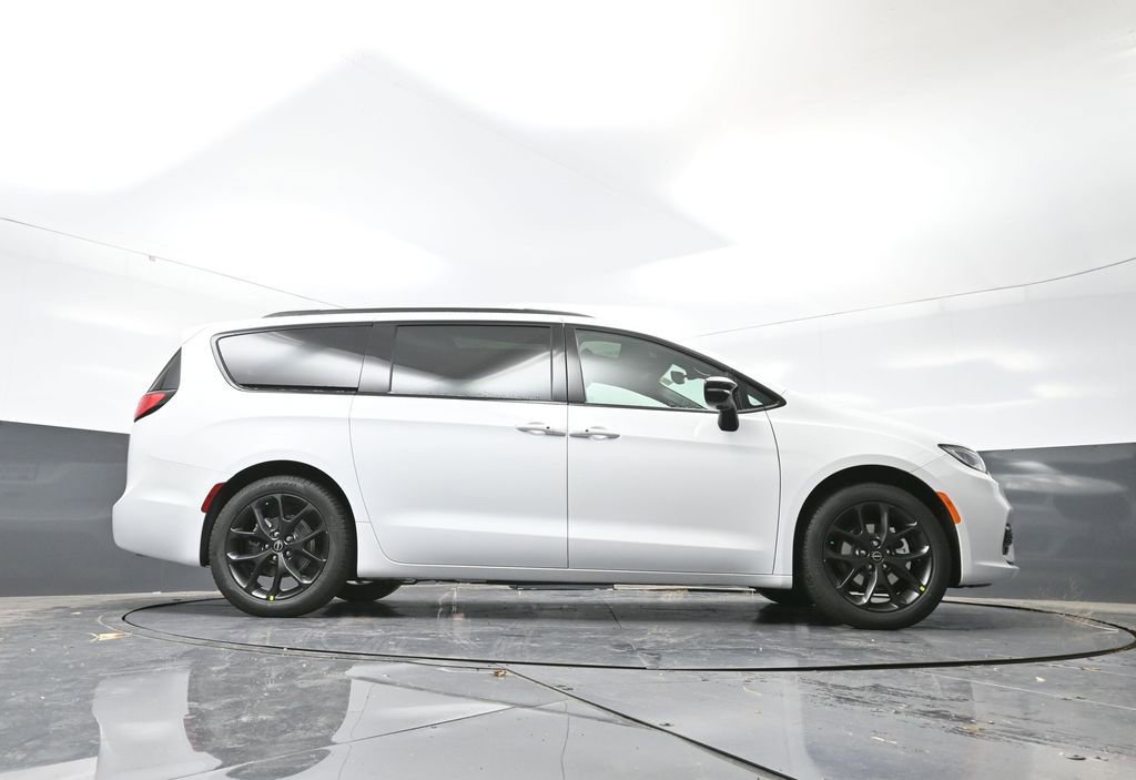 New 2026 Chrysler Pacifica Limited w/ S Appearance Package FWD image 42