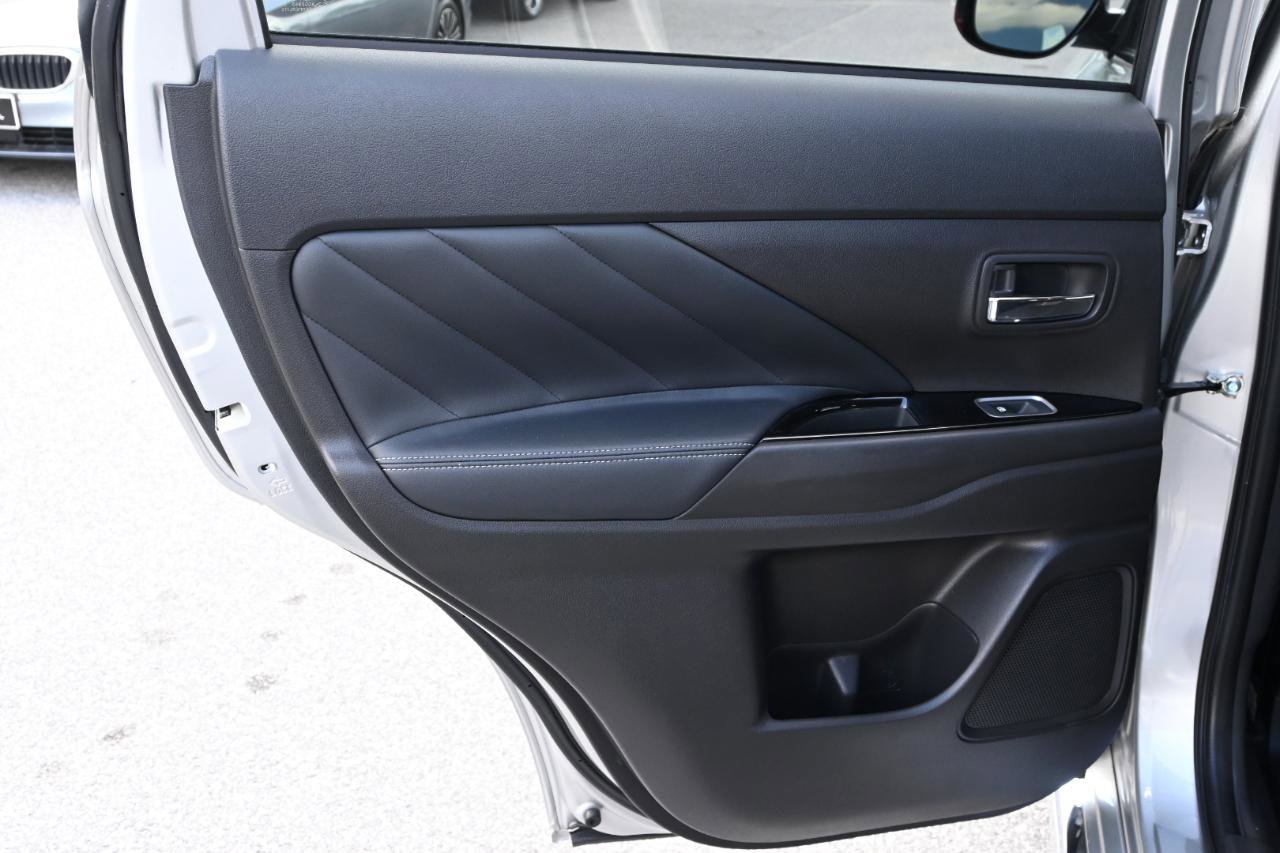 Used 2018 Mitsubishi Outlander SEL AWD/4WD image 21
