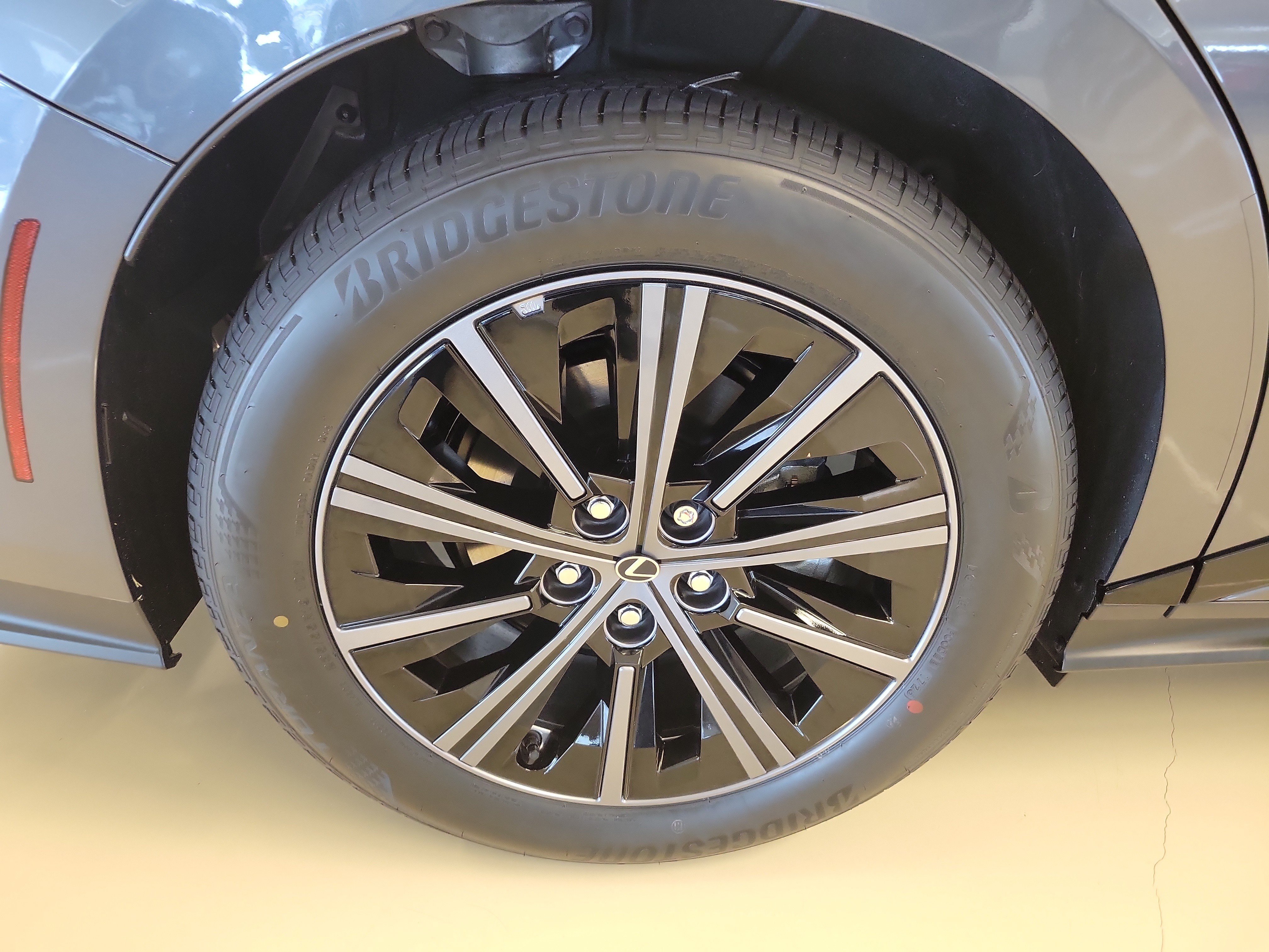 Used 2026 Lexus ES 350h w/ Convenience Package FWD image 9
