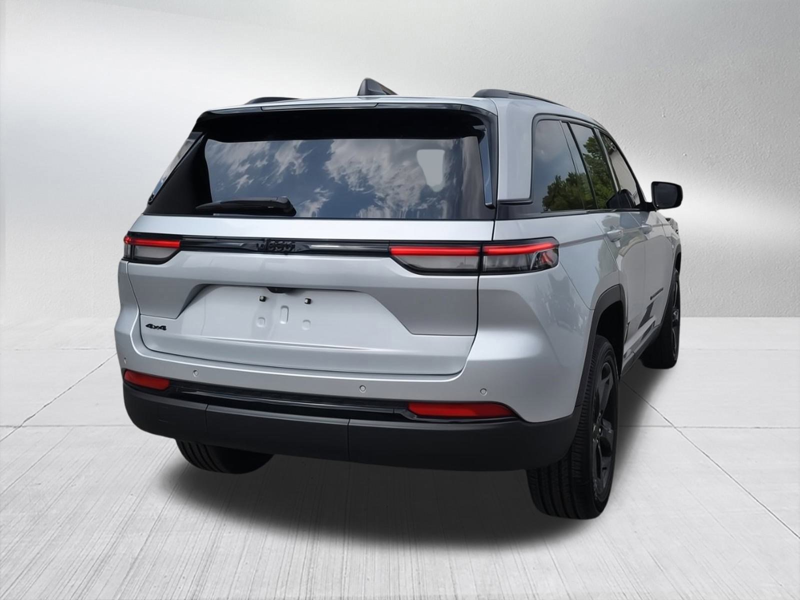 Used 2023 Jeep Grand Cherokee Altitude image 3