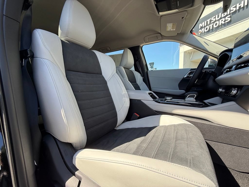 New 2026 Mitsubishi Outlander FWD image 16