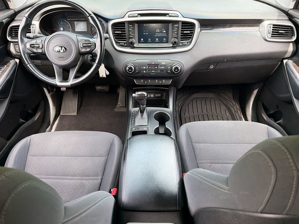 Used 2017 Kia Sorento LX w/ LX Convenience Package image 10