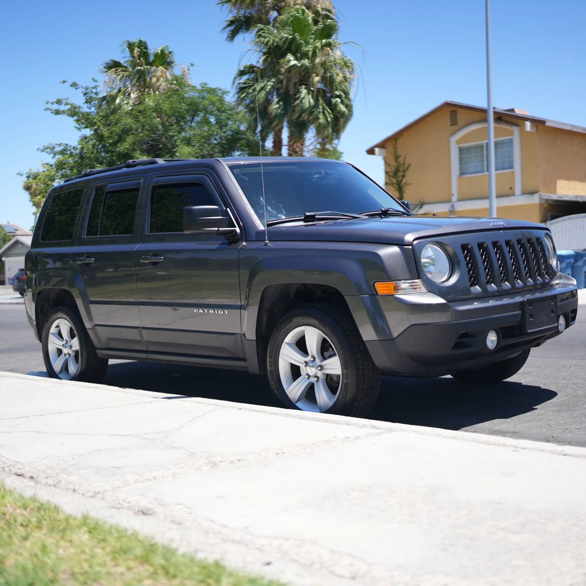 Used 2017 Jeep Patriot Latitude AWD/4WD image 17