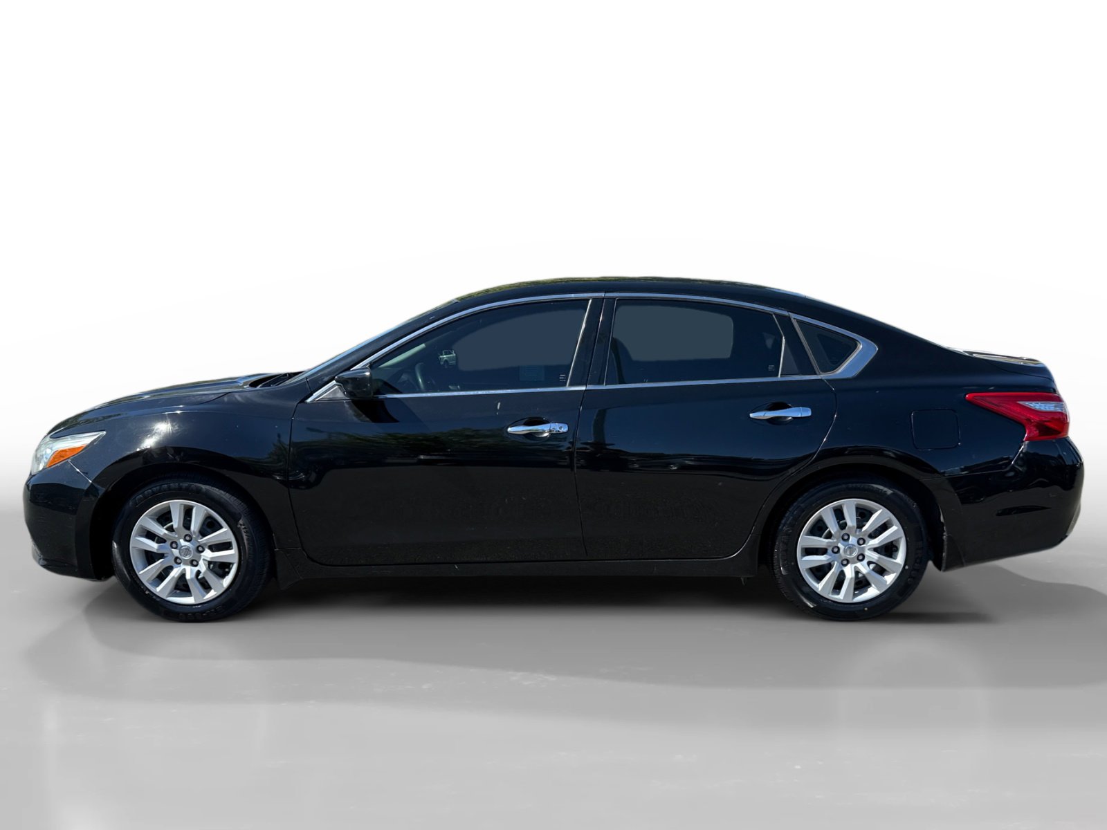 Used 2016 Nissan Altima 2.5 S w/ Power Driver Seat Package FWD image 2