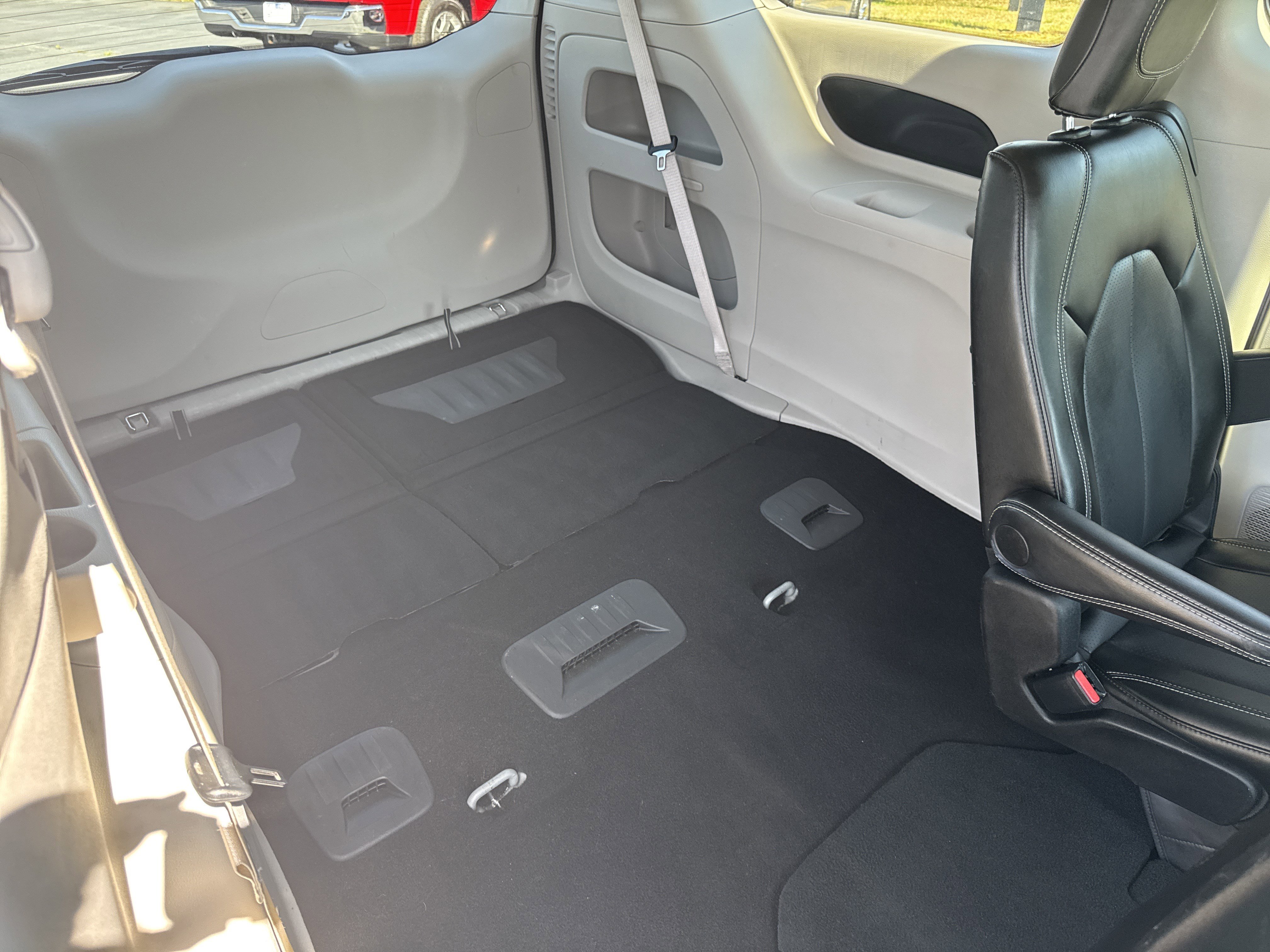 Used 2024 Chrysler Pacifica Touring-L image 17