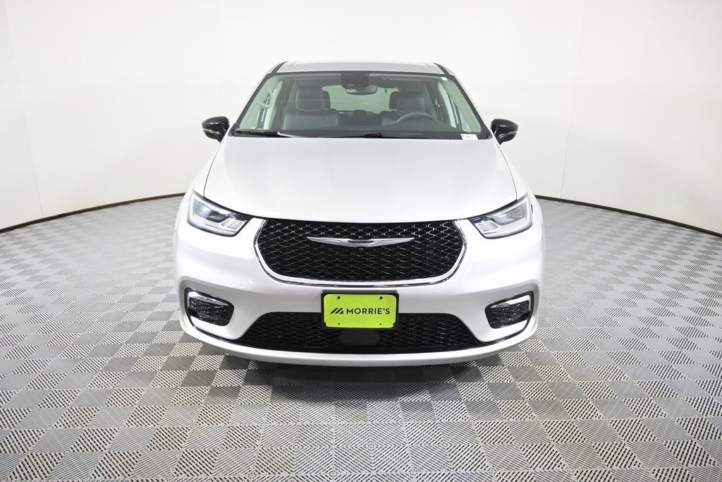 Used 2024 Chrysler Pacifica Touring-L image 10