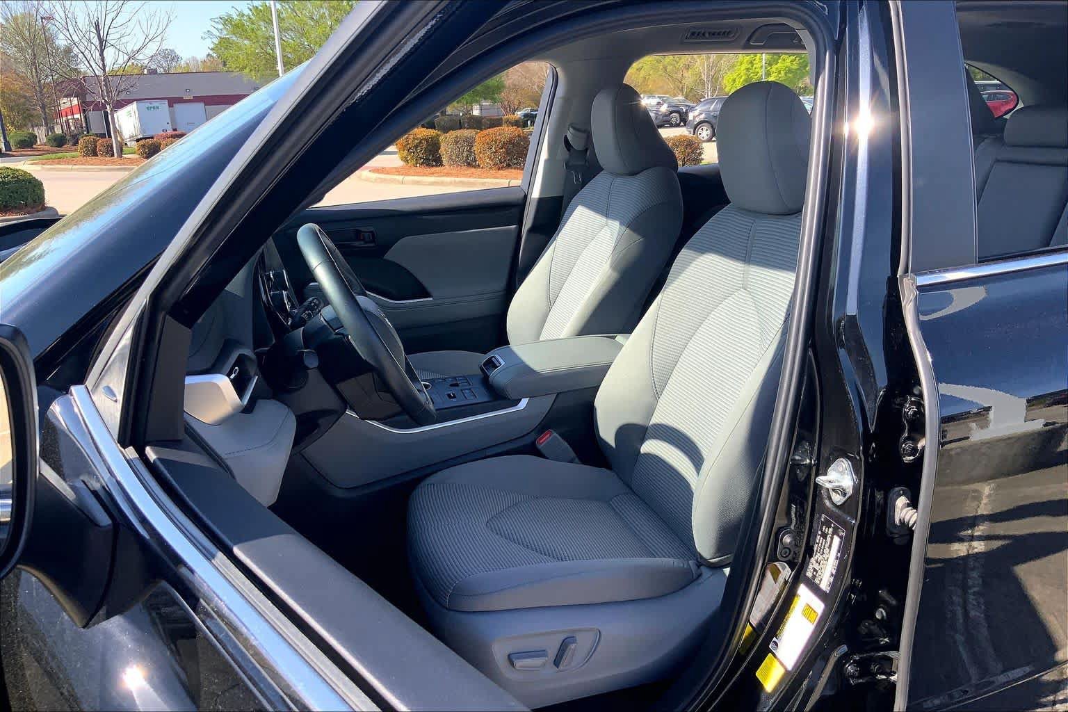 Used 2023 Toyota Highlander LE AWD/4WD image 15
