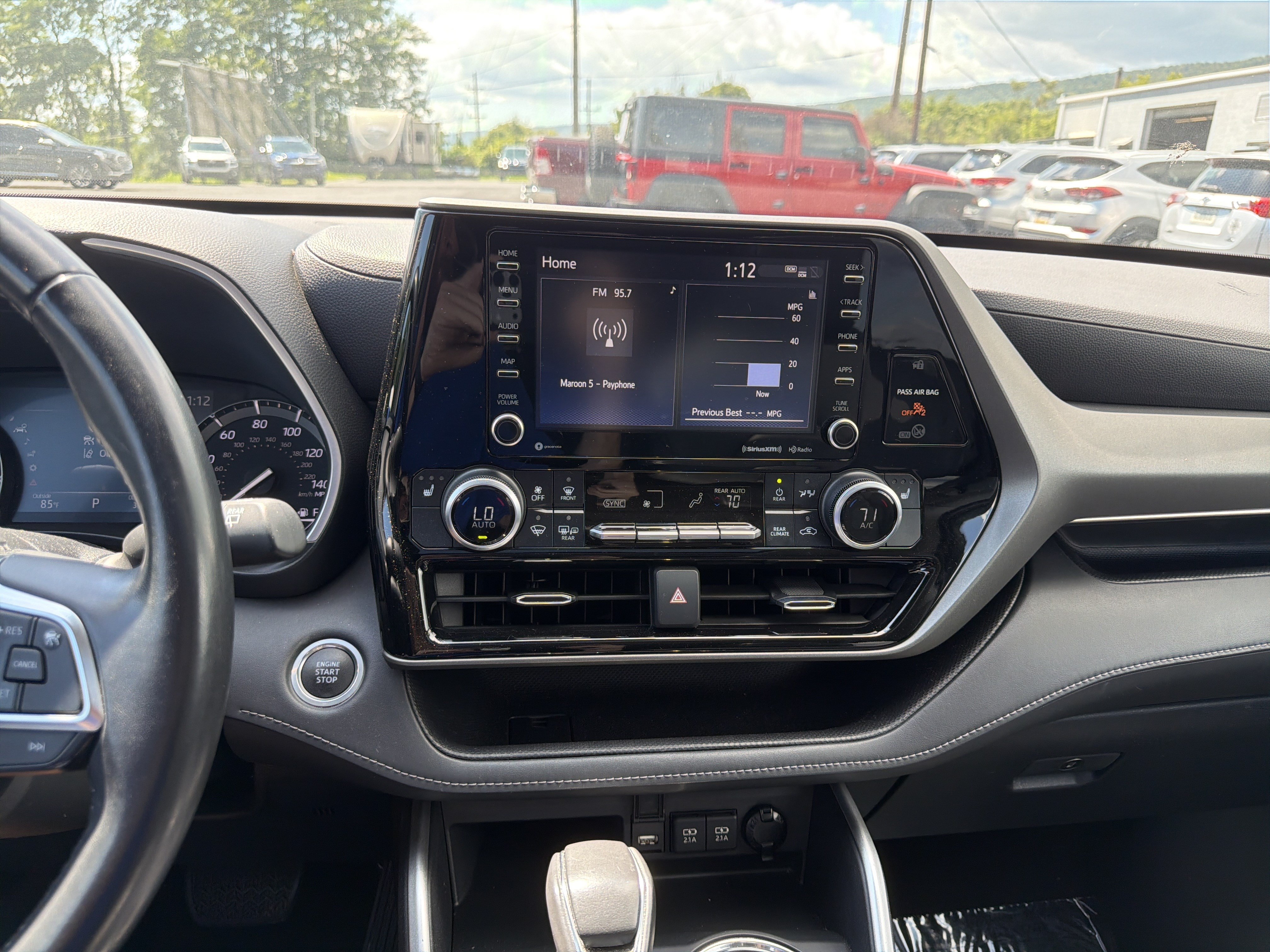 Used 2021 Toyota Highlander XLE AWD/4WD image 25