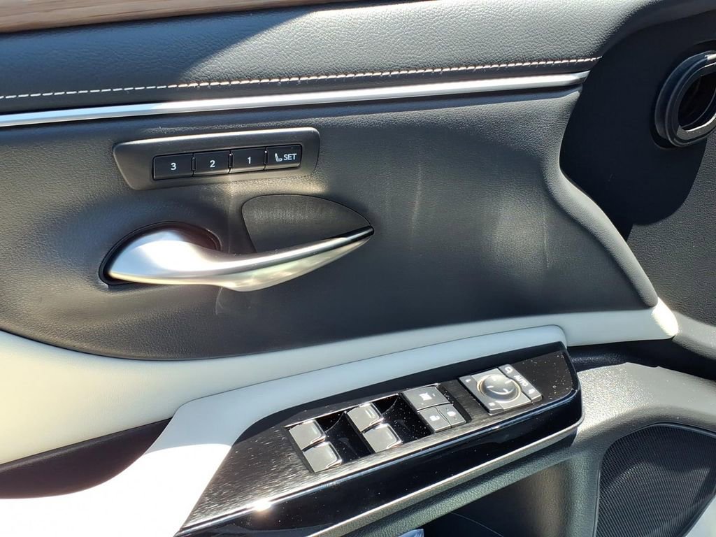 Used 2023 Lexus ES 350 w/ Premium Package FWD image 4