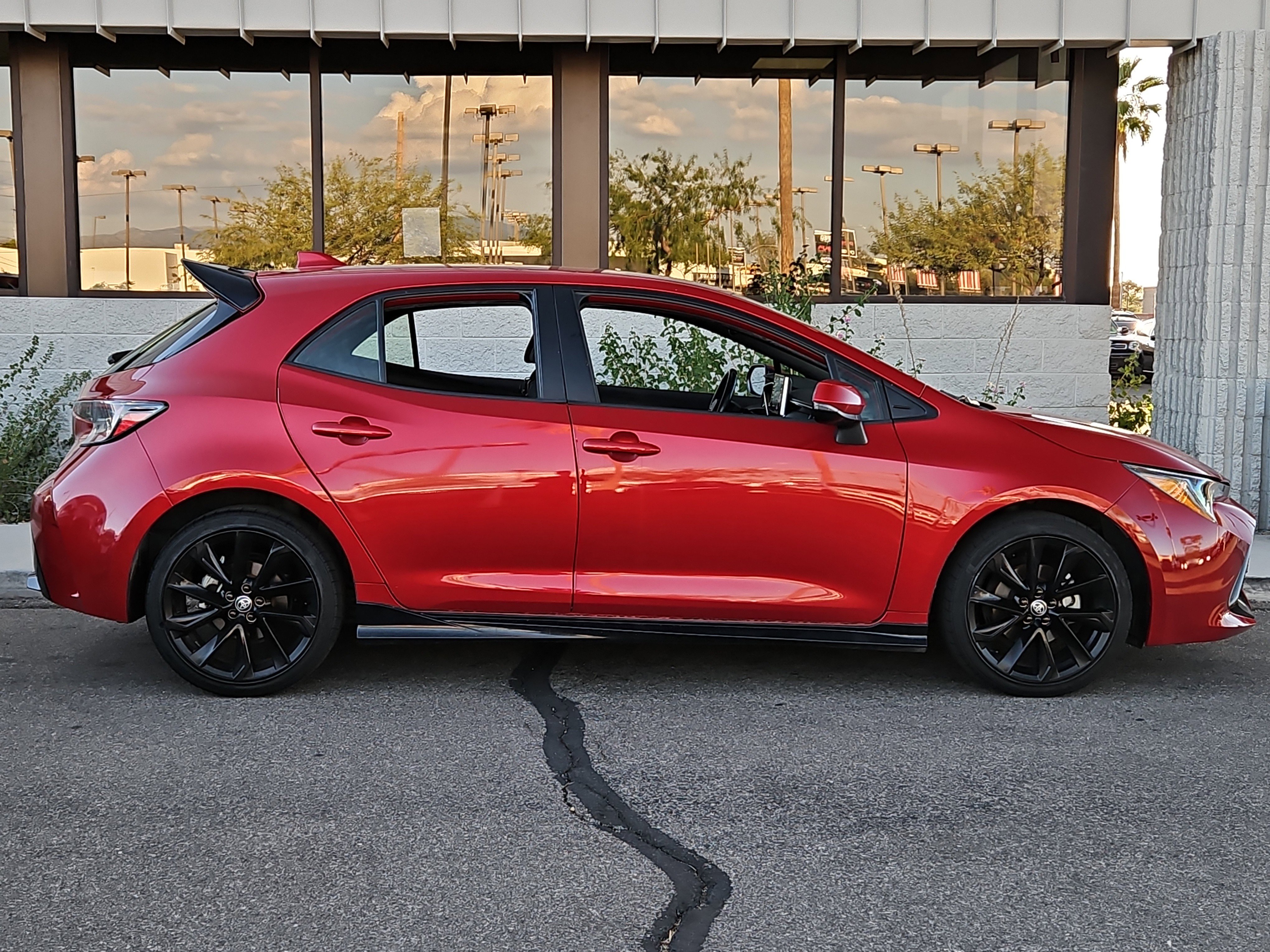 Used 2021 Toyota Corolla SE w/ Special Edition image 5
