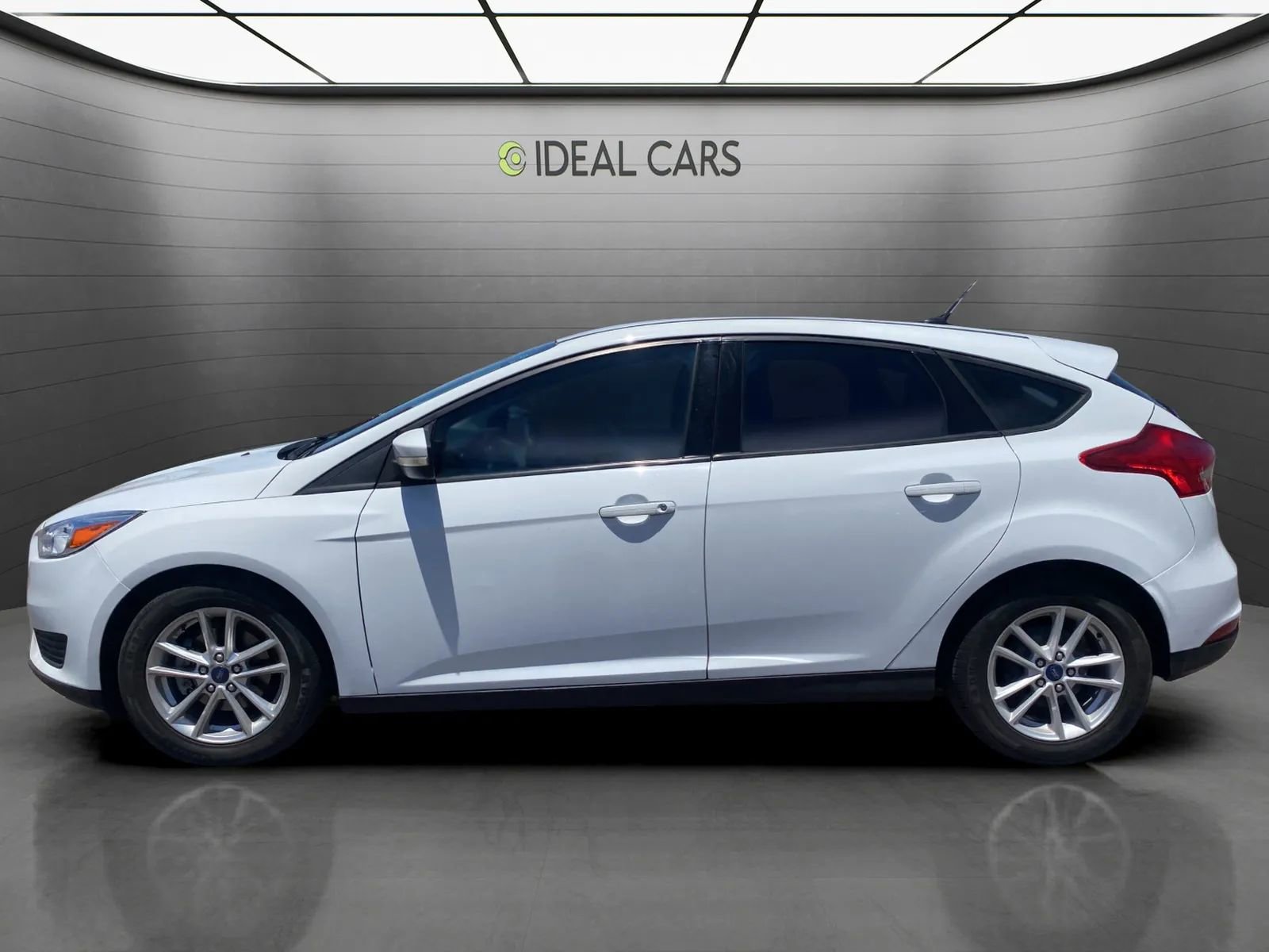 Used 2017 Ford Focus SE FWD image 2