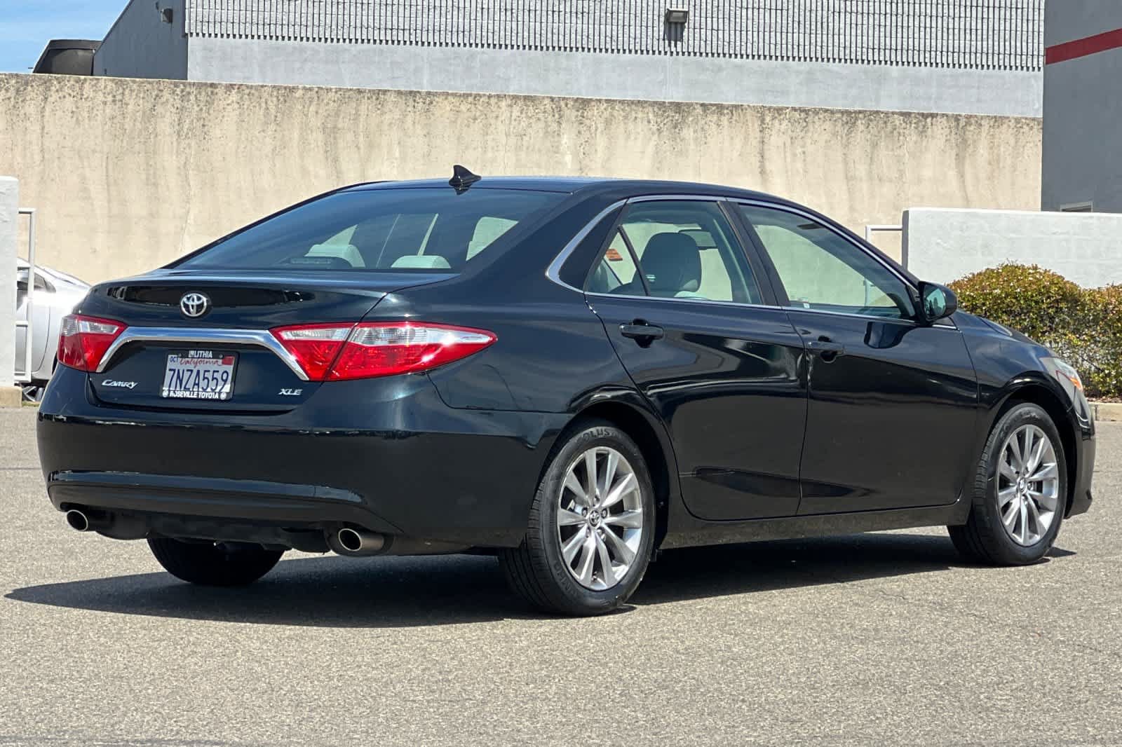 Used 2015 Toyota Camry XLE w/ Advanced Technology Package FWD video 2