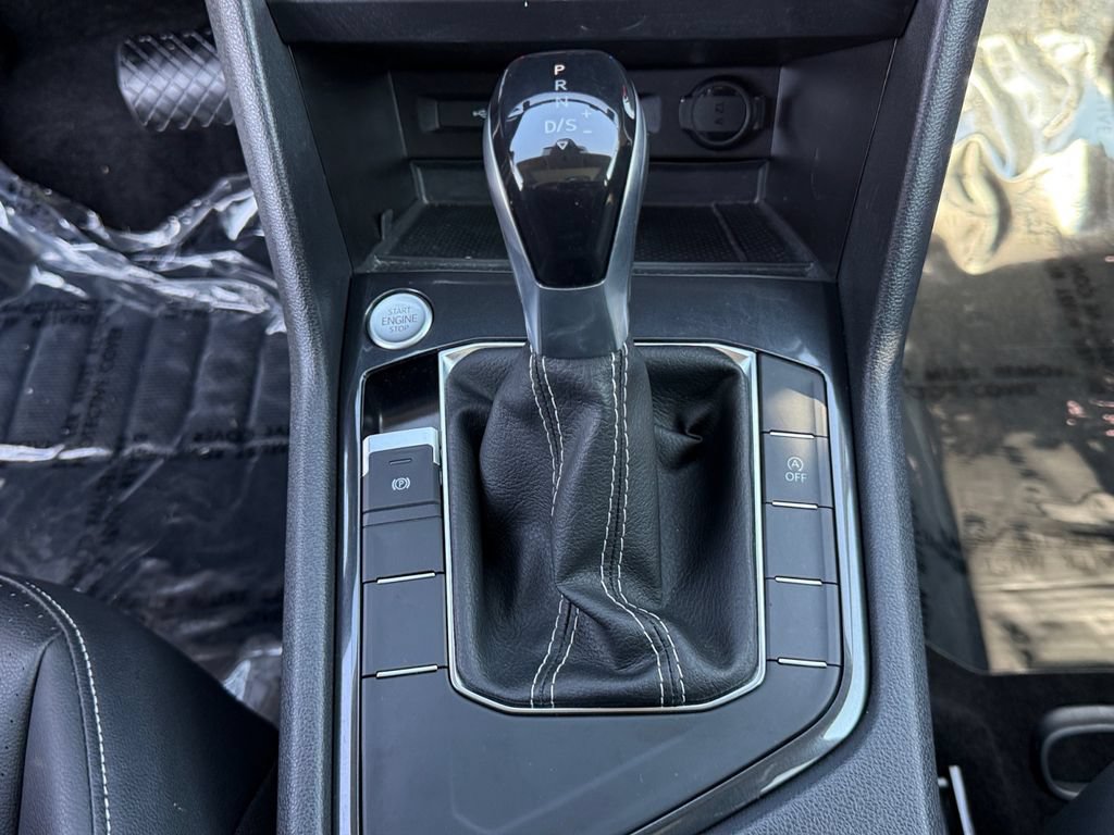 Used 2023 Volkswagen Tiguan SE w/ Panoramic Sunroof Package FWD image 19