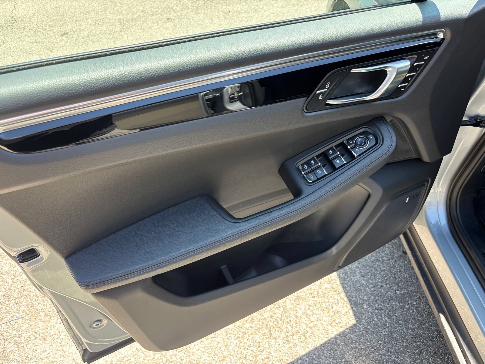 Used 2025 Porsche Macan AWD/4WD image 18