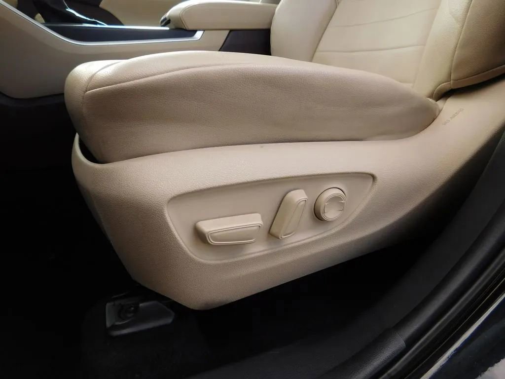 Used 2020 Toyota Highlander XLE image 18