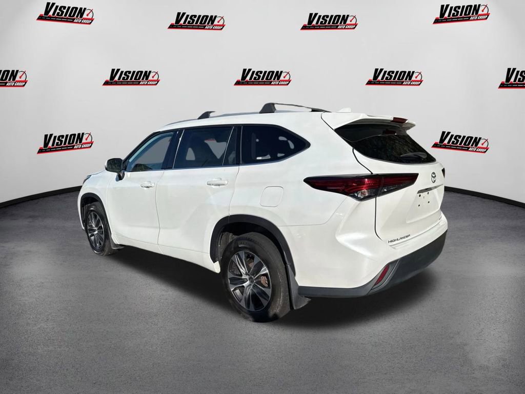 Used 2022 Toyota Highlander XLE image 7