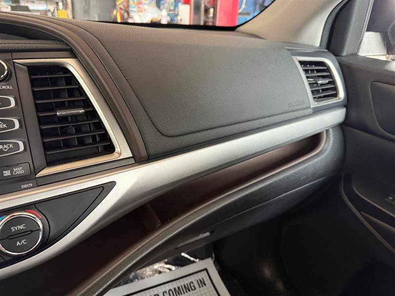 Used 2017 Toyota Highlander XLE AWD/4WD image 27