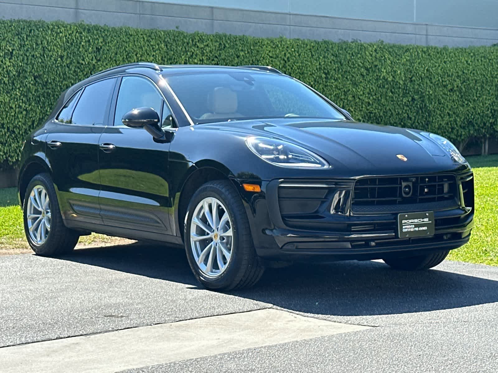 Certified 2025 Porsche Macan AWD/4WD image 10