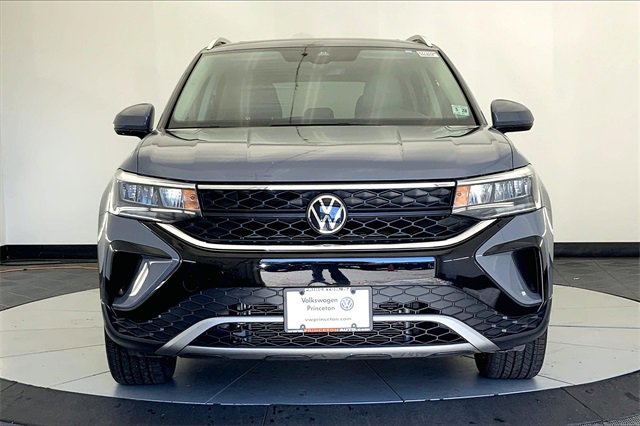 Certified 2023 Volkswagen Taos SE w/ Panoramic Sunroof Package image 3