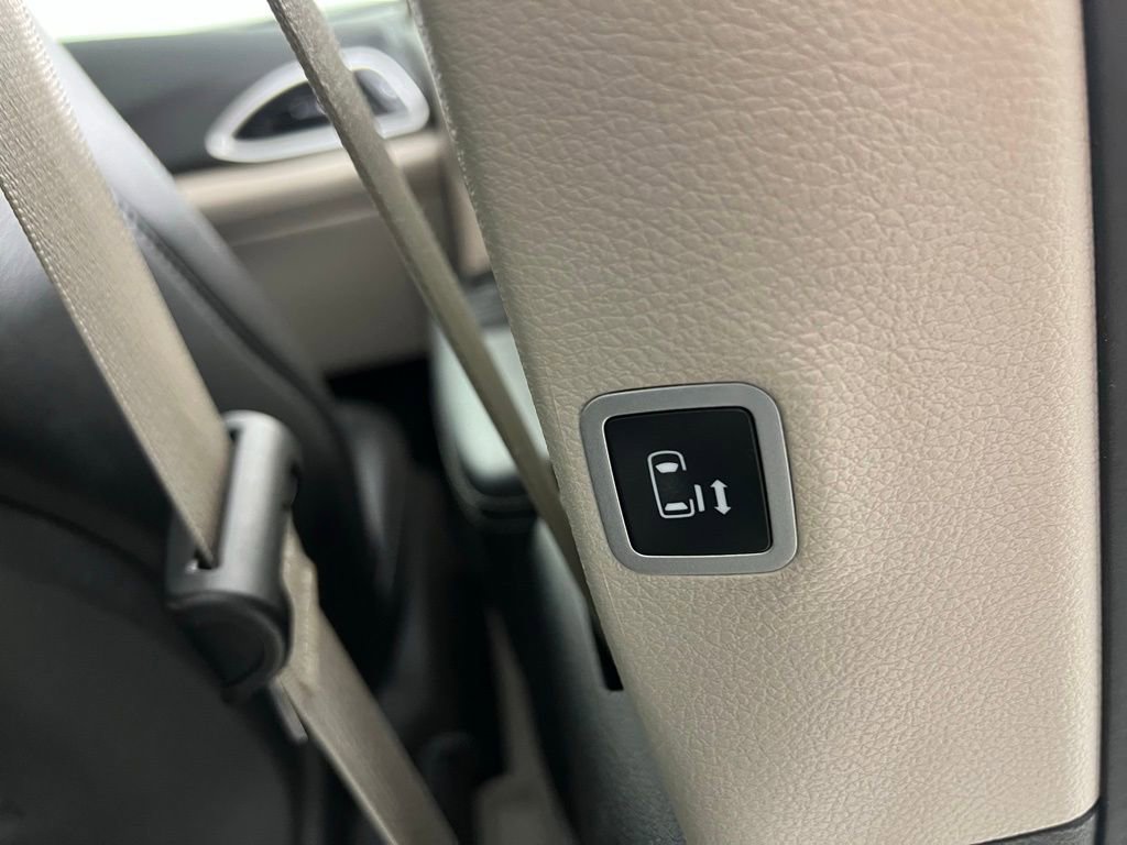 Used 2024 Chrysler Pacifica Touring-L image 29