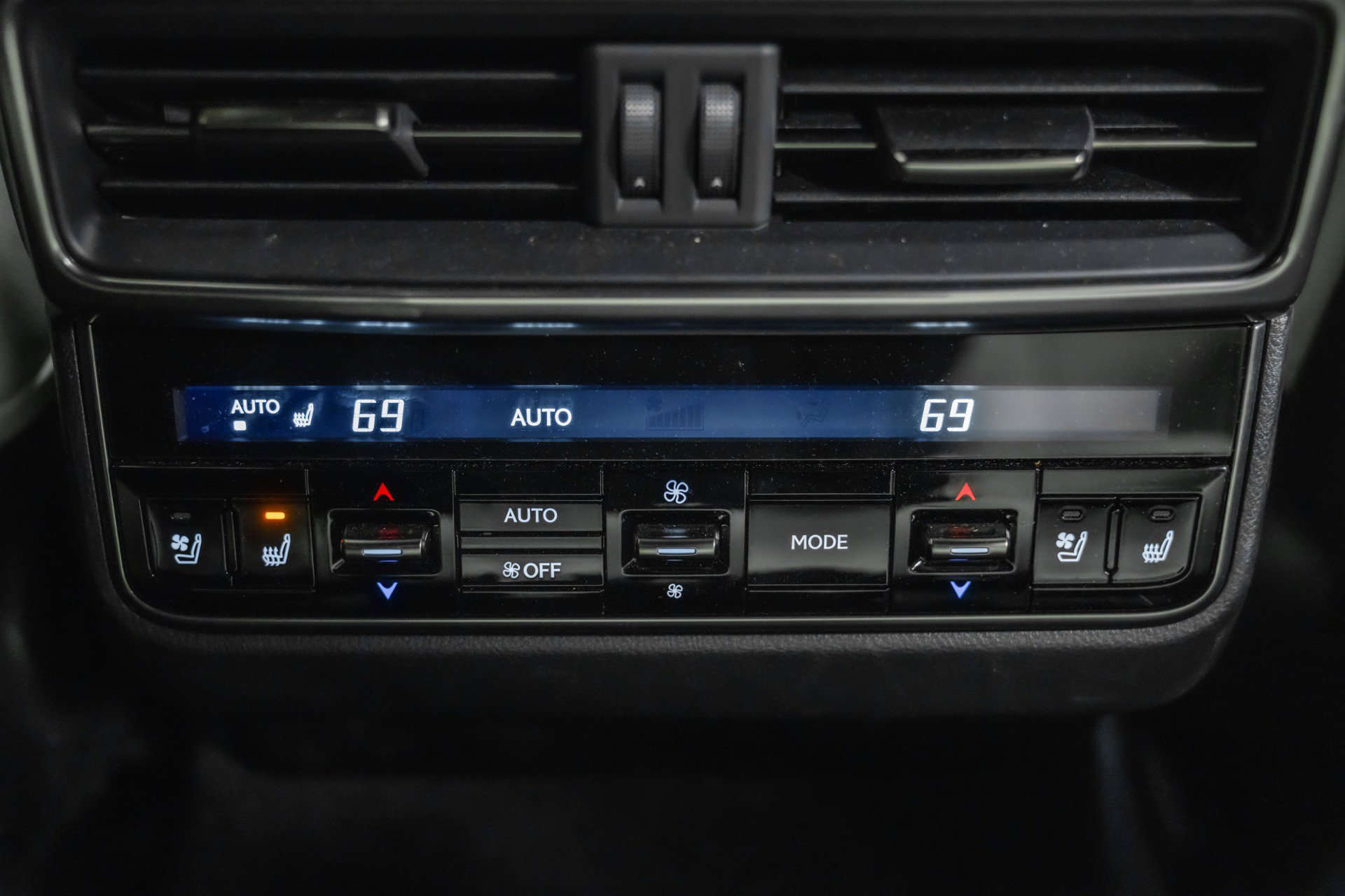 Used 2024 Lexus LX 600 4WD w/ Appearance Package image 36