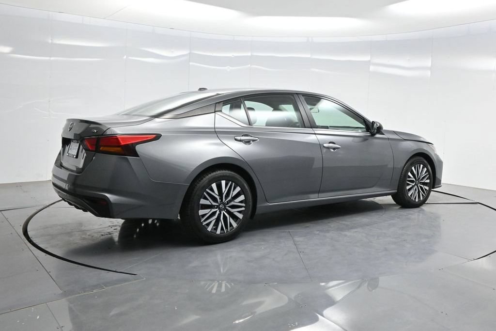Used 2024 Nissan Altima 2.5 SV FWD image 38